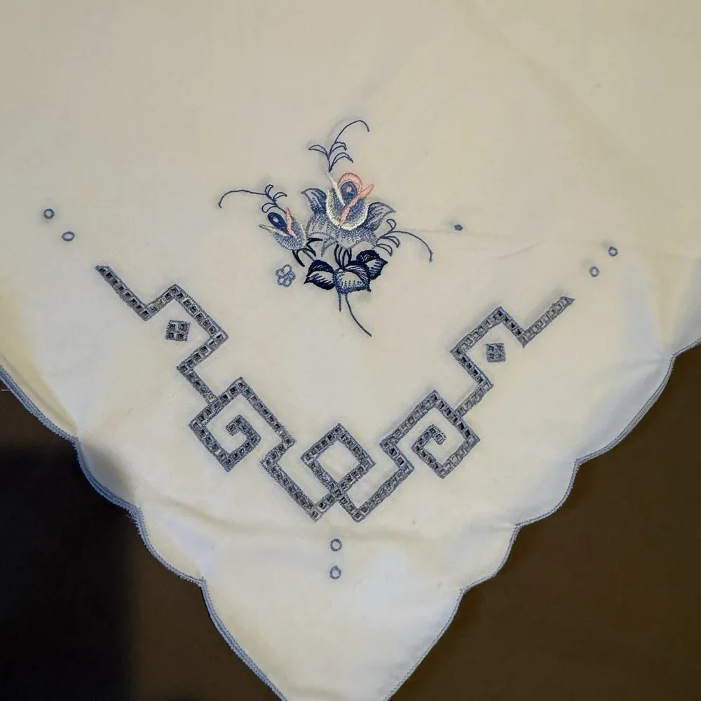 Lit Of‎ 8 tea cloth matching napkins Embroid reminiscent Jacobean floral designs